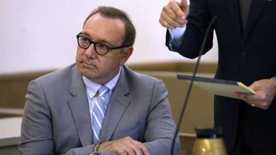 Americký herec Kevin Spacey počas predbežného súdneho vypočutia.