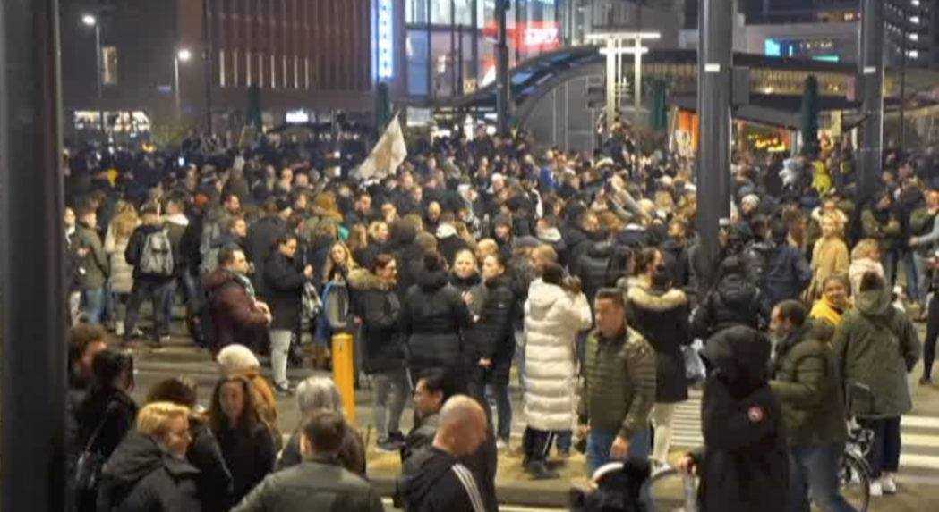 Polícia zasahovala pri protestoch proti opatreniam v Holandsku, zranili sa dve osoby