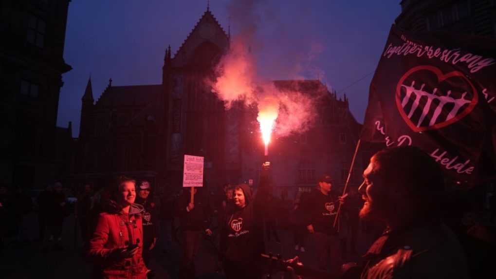 Aj v Amsterdame protestujú stovky ľudí proti novým opatreniam