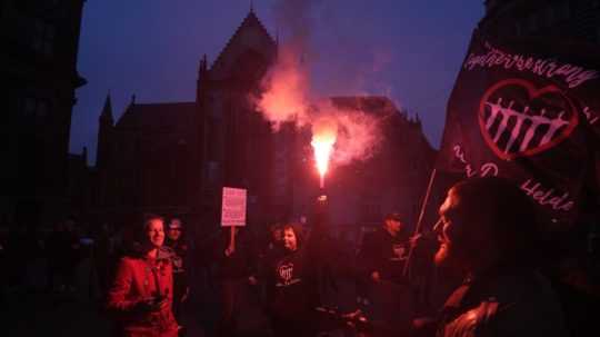 Demonštrácia proti pandemickým opatreniam v Amsterdame.