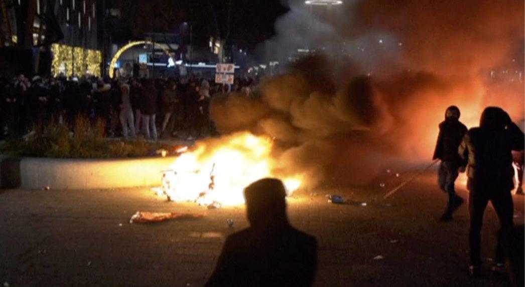 Pri pokračujúcich protestoch v Holandsku zatkla polícia desiatky ľudí