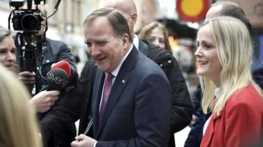 Úradujúci švédsky premiér Stefan Löfven prichádza do parlamentu odovzdať svoju rezignáciu.