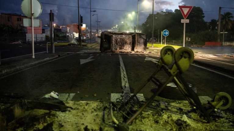 Pri nepokojoch na Martiniku ľudia strieľali na policajtov