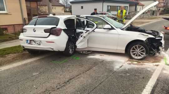 Auto po zrážke so stĺpom verejného osvetlenia.