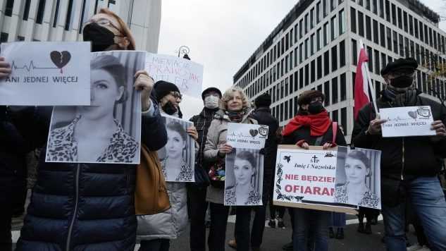 V Poľsku protestovali tisíce ľudí proti interrupčnému zákonu