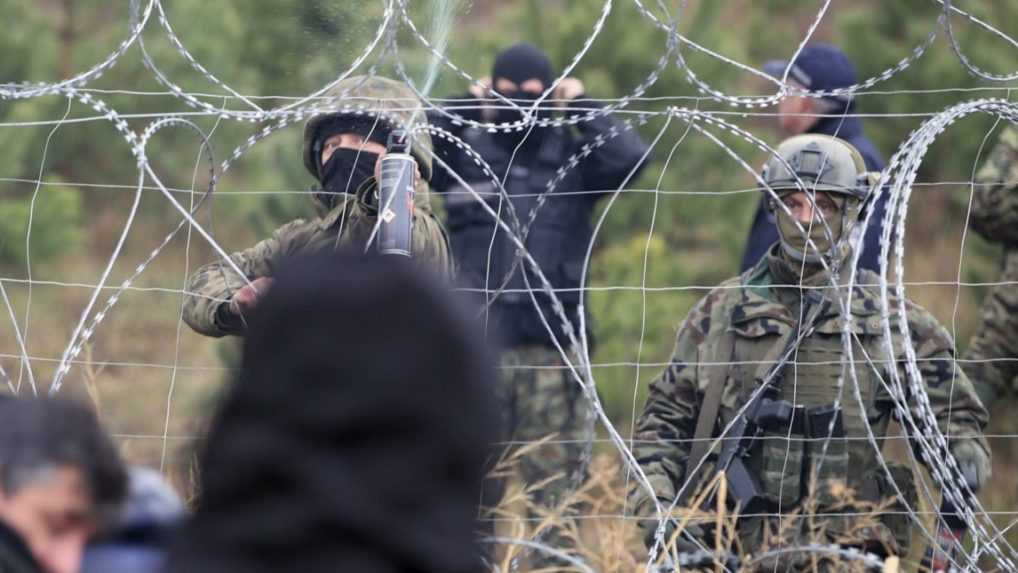 Na poľsko-bieloruskej hranici sa zhromaždil dav migrantov