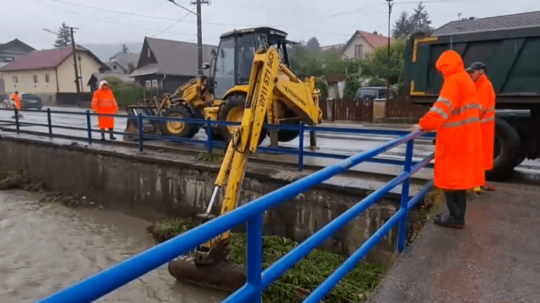 Na snímke záchranné práce v čase povodne.