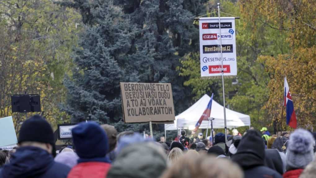 Protestujúci blokovali dopravu, kričali protivládne heslá