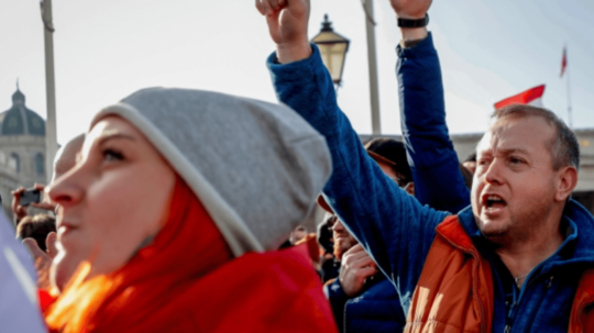 V rakúsku desaťtisíce ľudí protestovali proti lockdownu a povinnému očkovaniu.