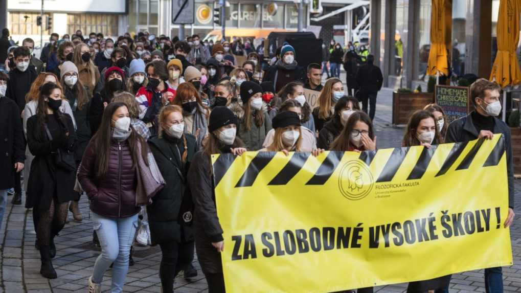 Vysokoškoláci protestovali v Bratislave proti novele vysokých škôl