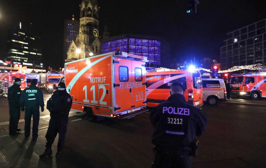 Sanitky a pol&iacute;cia.