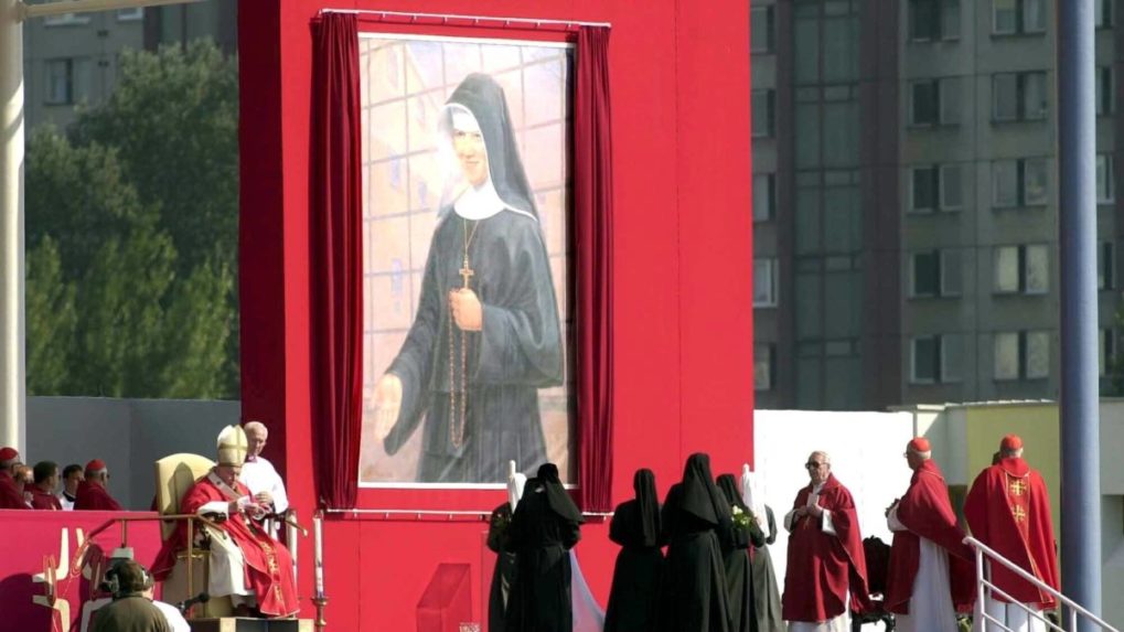 Pápež Ján Pavol II. na slávnostnej svätej omši v bratislavskej Petržalke blahorečil sestru Zdenku Schelingovú.
