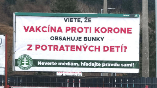 Bilbord s klamlivou informáciou o vakcínach.