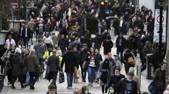 ľudia a ulici v škótskom Glasgowe