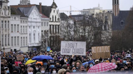 Demonštranti počas protestu umelcov v Bruseli.