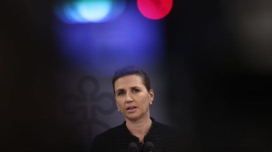 dánska premiérka Mette Frederiksenová pri vyhlásení o sprísňovaní opatrení