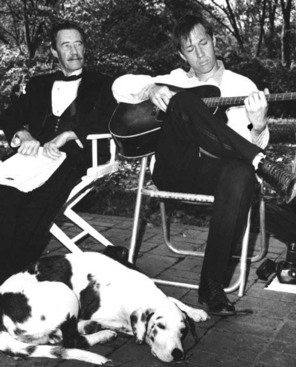 David Carradine (vpravo) hrá na gitare vedľa svojho otca Johna