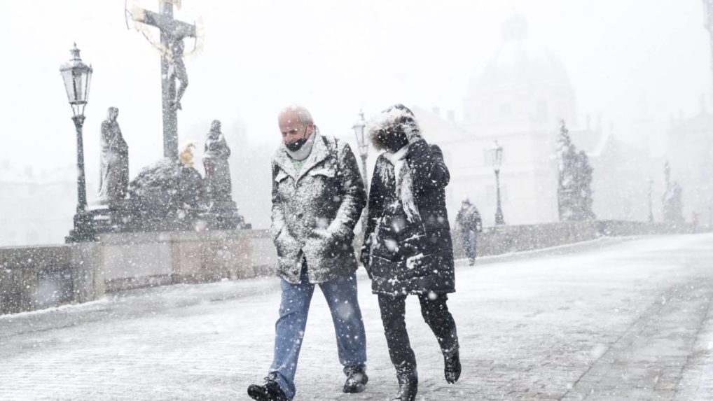 Česko sprísni opatrenia, obmedzia sa oslavy aj večierky