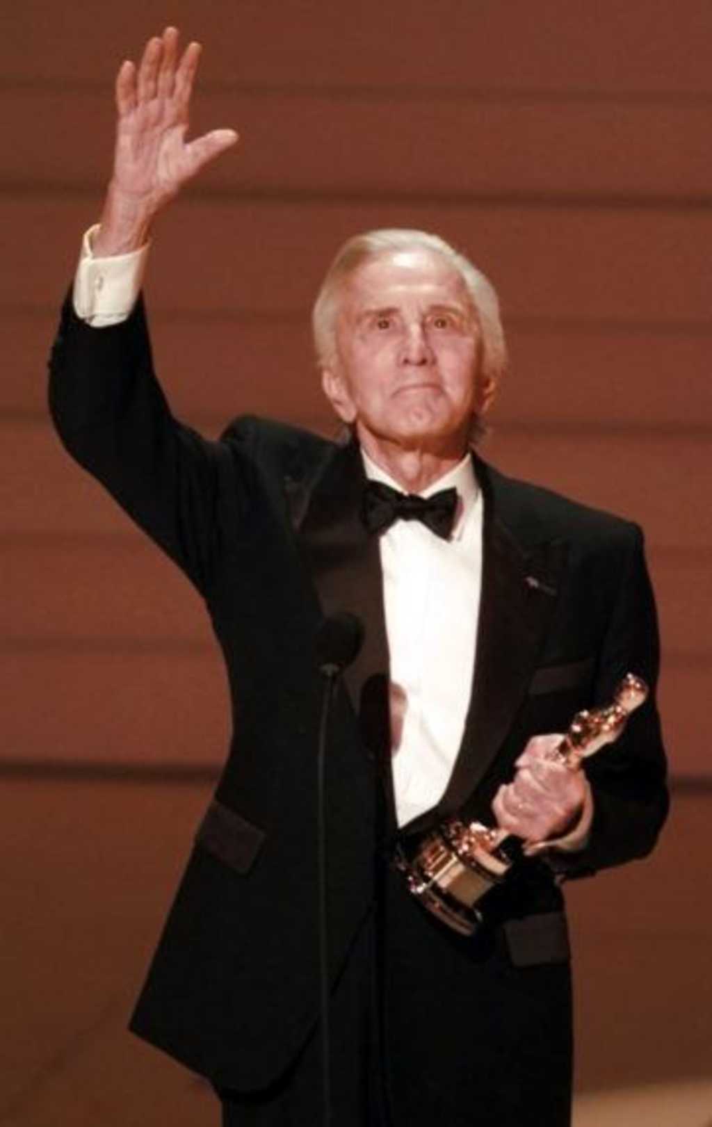 Americký herec Kirk Douglas pri preberaní Oscara za celoživotný prínos v roku 1996.
