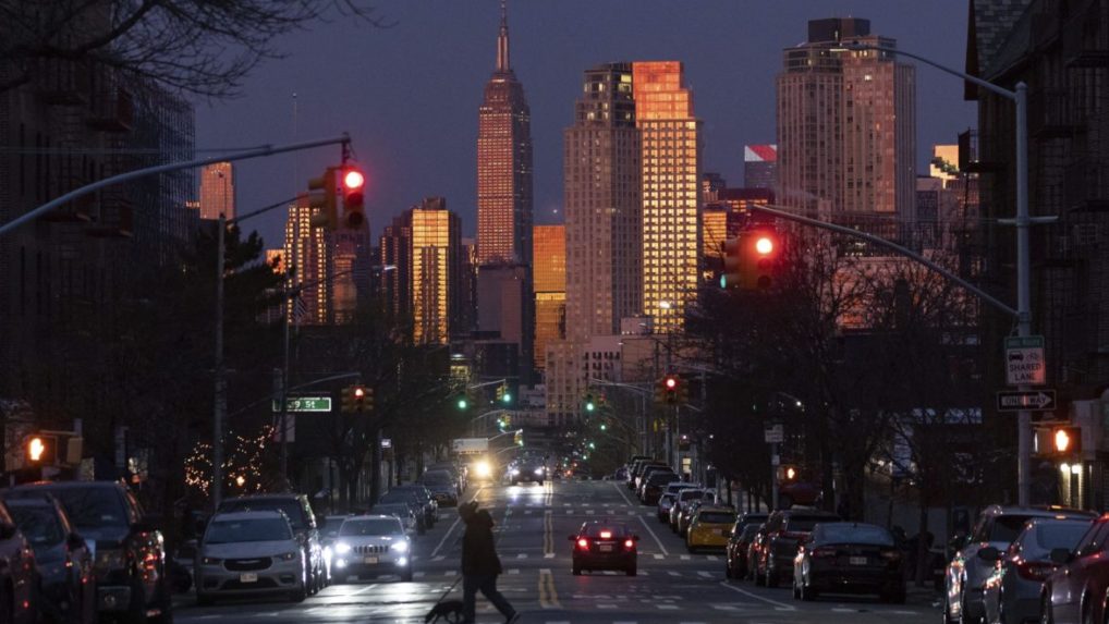 V New Yorku už nosenie rúšok nebude povinné, počty nakazených klesajú