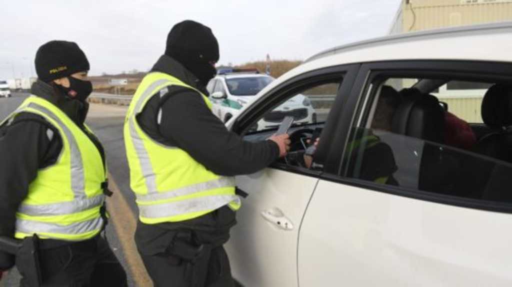 Policajti na hraniciach kontrolujú dodržiavanie pandemických opatení.