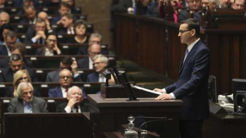 Poľský premiér Mateusz Morawiecki reční počas parlamentnej schôdze.