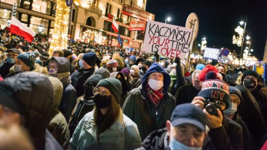 Protest proti mediálnemu zákonu vo Varšave.