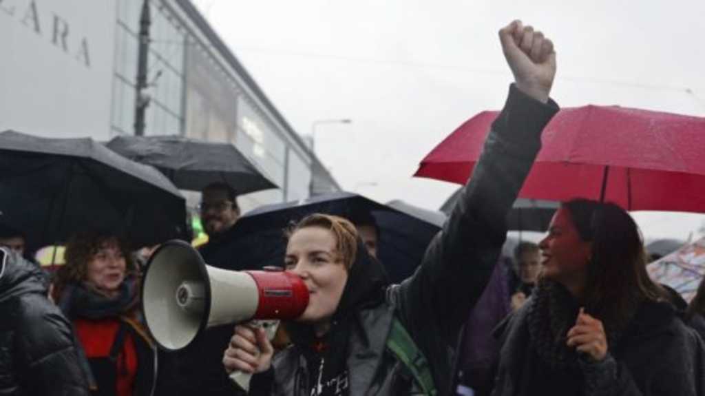 Ženy skandujú počas protestného pochodu proti úsiliu poľských konzervatívnych lídrov sprísniť zákon o interrupciách v Poľsku.