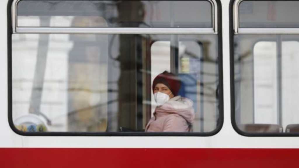 Cestujúca s respirátorom sedí v električke vo Viedni.