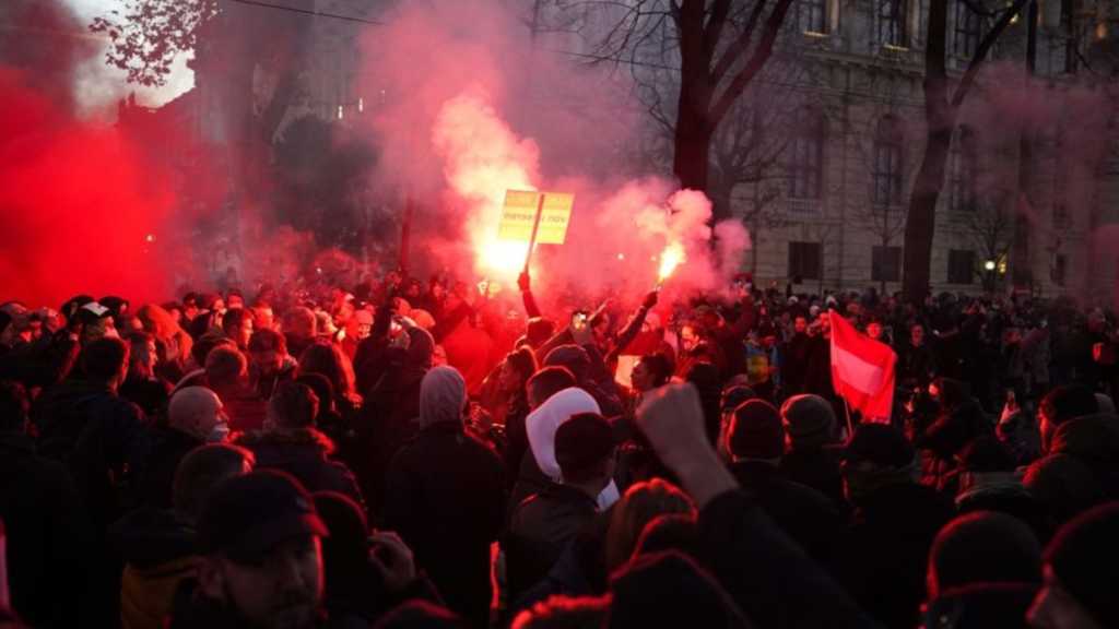 Rakúsko: Ľudia vyšli do ulíc protestovať proti opatreniam aj napriek lockdownu