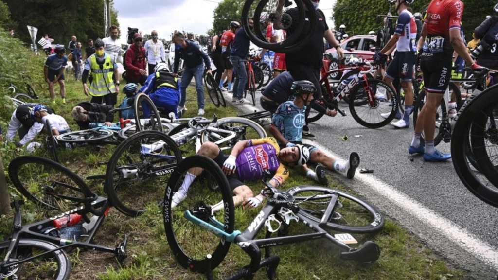 Žena, ktorá spôsobila hromadný pád na Tour de France, musí zaplatiť 1 200 eur