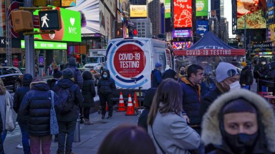 Ľudia čakajú v rade na testovanie na ochorenie COVID-19 v New Yorku.