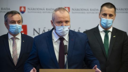 Na snímke poslanci NR SR zľava Radovan Sloboda (SaS), Miloš Svrček (Sme rodina) a Marián Viskupič (SaS).