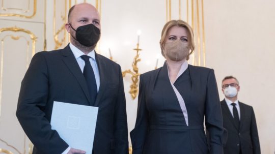 Prezidentka SR Zuzana Čaputová a vľavo minister obrany SR Jaroslav Naď.