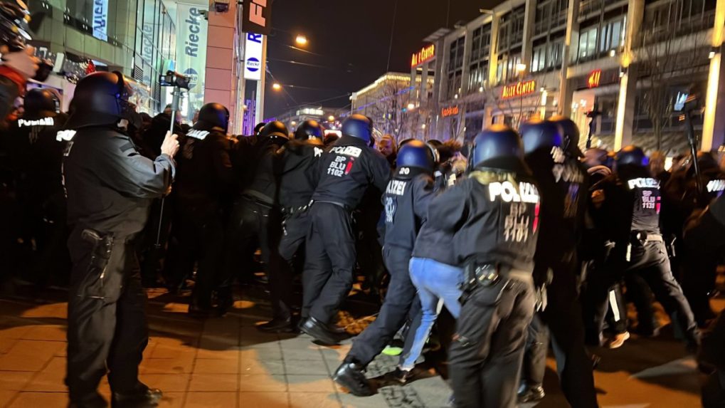 V Nemecku protestovali desaťtisíce ľudí proti obmedzeniam či očkovaniu