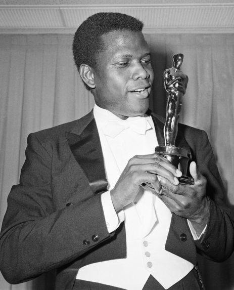 Herec Sidney Poitier so soškou Oscara za najlepší mužský herecký výkon v hlavnej úlohe (1964).