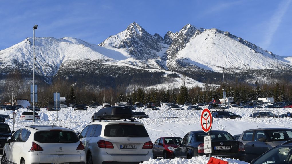 Situáciu na cestách v okolí Tatier komplikuje sneženie a silný vietor