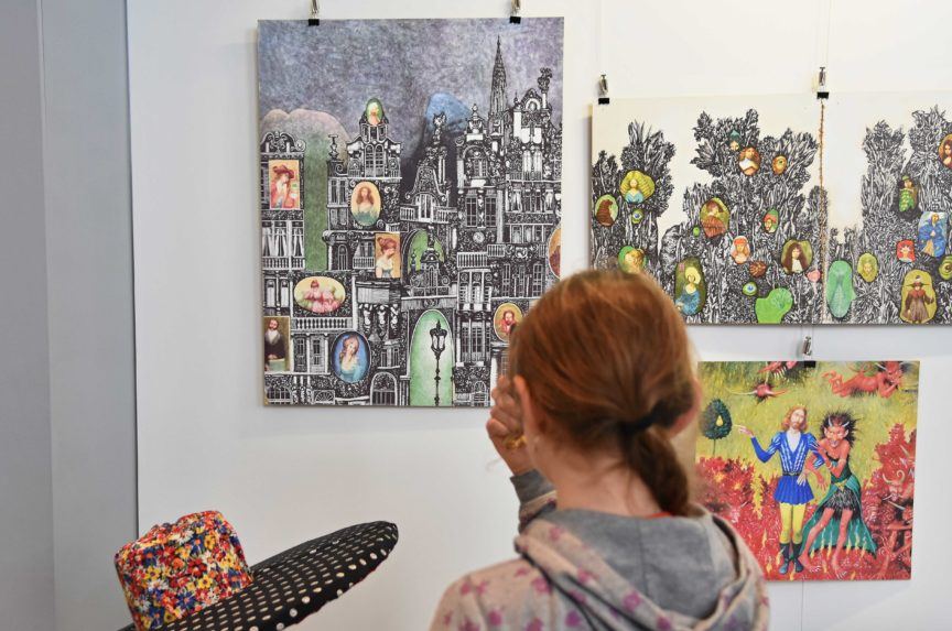 Žena si prezerá Brunovského maľbu.