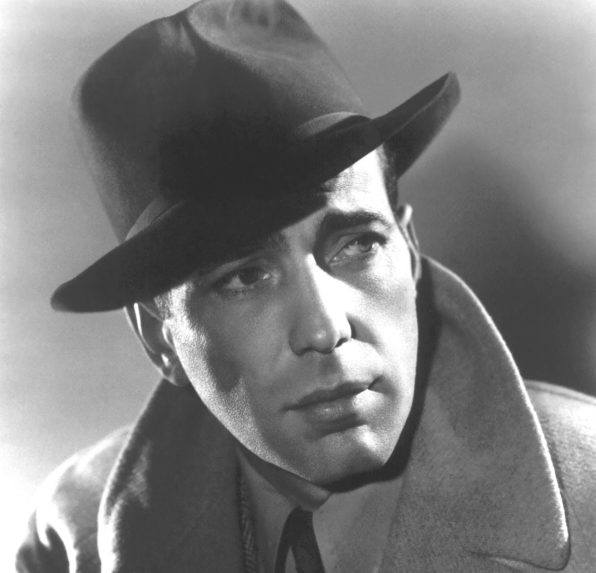 Charizmatický herec v rolách drsného muža, aj taký bol Humphrey Bogart