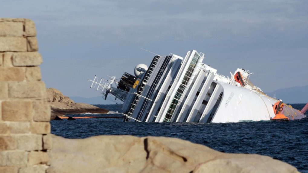 Manéver zbabelého kapitána si vyžiadal 32 obetí. Z luxusnej lode Costa Concordia sa stal vrak