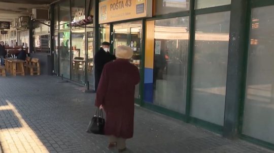 Seniori si idú na poštu pre odmenu za očkovanie.