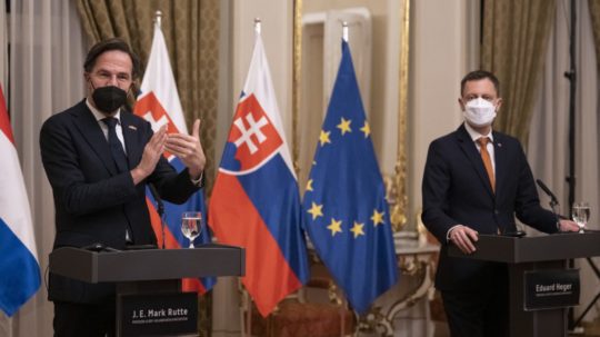 Na snímke slovenský premiér Eduard Heger (vpravo) a holandský premiér Mark Rutte.