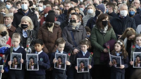 Žiaci, ktorých učila 23-ročná učiteľka Ashling Murphyová, držia jej fotografiu počas pohrebu v obci Mountbolus