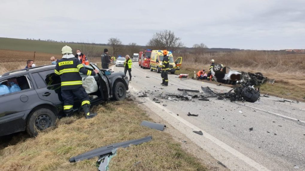 Zrážka dvoch áut pri Alekšinciach pri Nitre stála život jedného človeka