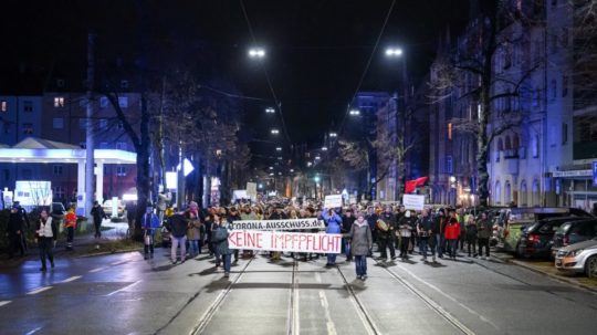 Odporcovia protipandemických opatrení pochodujú v bavorskom Norimbergu.