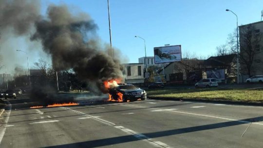 Horiace auto na bratislavskej Patrónke.