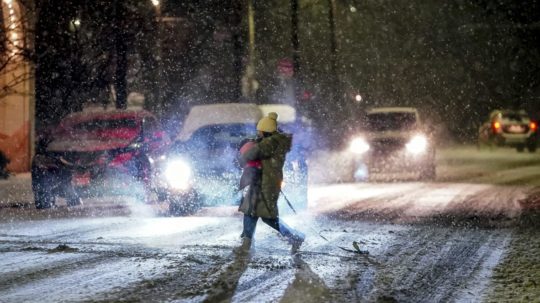 Žena kráča cez cestu počas snehovej búrky v Pennsylvánii.