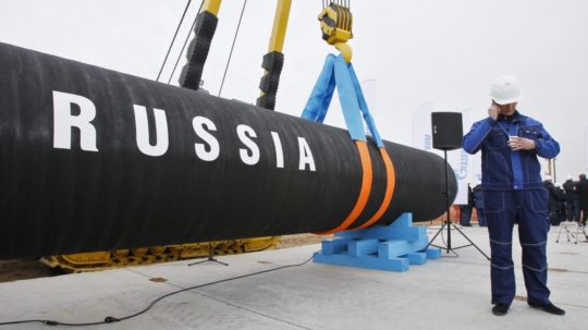 Na archívnej snímke ruský robotník telefonuje z mobilu počas začatia výstavby plynovodu Severný prúd (Nord Stream).