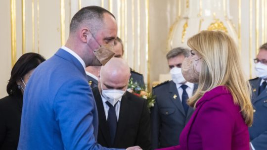 Na snímke prezident Slovenskej komory zdravotníckych záchranárov František Majerský a prezidentka SR Zuzana Čaputová.