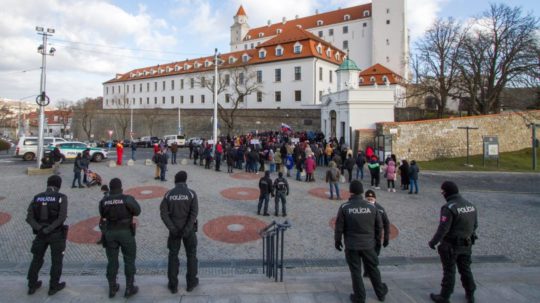 Protest pred parlamentom proti obrannej dohode Slovenska s USA.